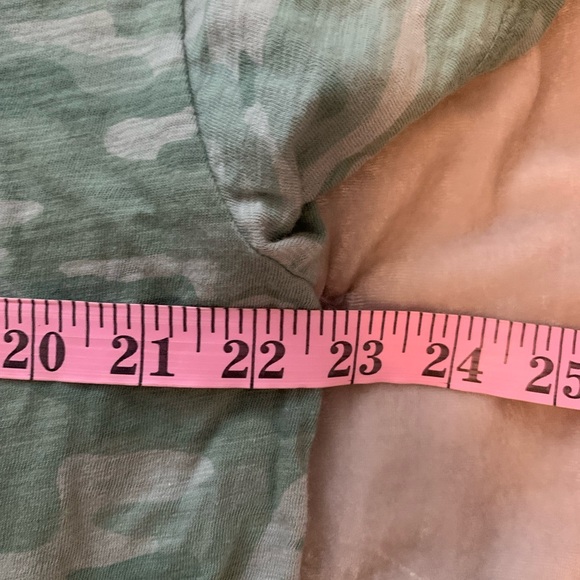 GAP size XL camouflage tee EUC - Picture 5 of 7